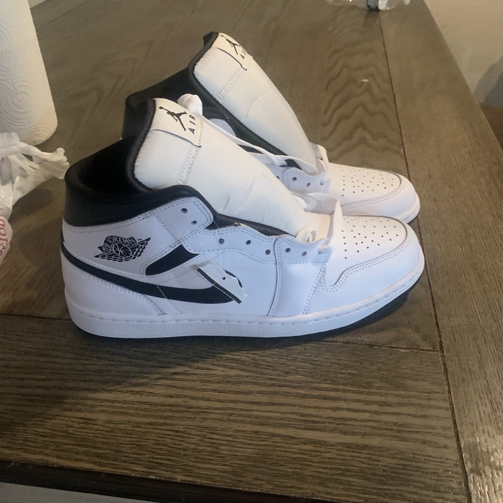 Jordan White and Black Classic Low-Top Sneakers - Picture 2 of 11